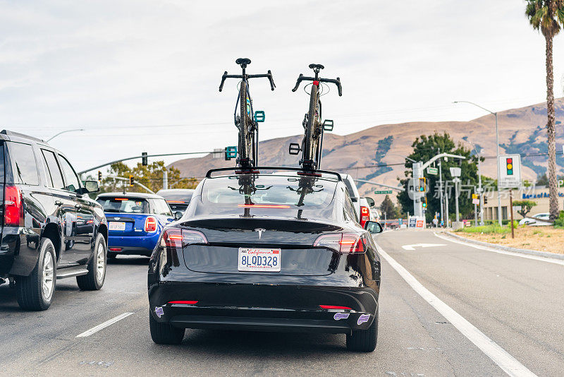特斯拉Model 3和两辆自行车安装在车顶